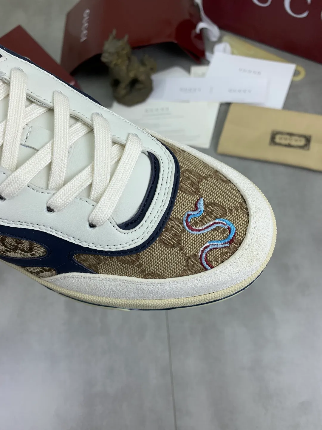 Men's men's shoes 💰P620 new style 🐍🐍🐍 Gucci Gucci couple 🧑‍🤝‍🧑 autumn and winter low-end catwalk casual sneakers, top version! The oil edge craftsmanship is reproduced one to one. New model for early spring, creating a perfect style, cool and sassy, ​​c-position fashionable wear, classic shoe style with retro and futuristic feel, showing exquisite texture! Open mold to customize high-density outsole. Comes fully packaged. Size: Female 35-40 Male 39-45 Fabric: Imported calfskin punching Lining: Imported original sheepskin lining